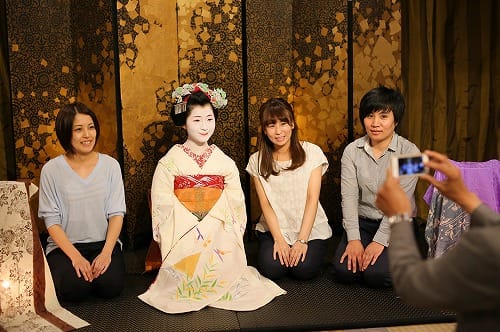 【Taking Pictures with Maiko】