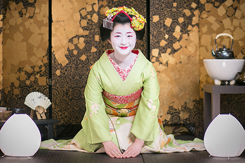 All available courses are performances with only one Maiko
