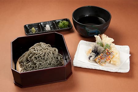 生麸艾蒿荞麦面与天妇罗　¥1,600（仅沾面酱可选择温/冷。）